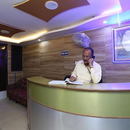 Oyo Hotel New Metro Near Phoenix United ลัคเนา ภายนอก รูปภาพ