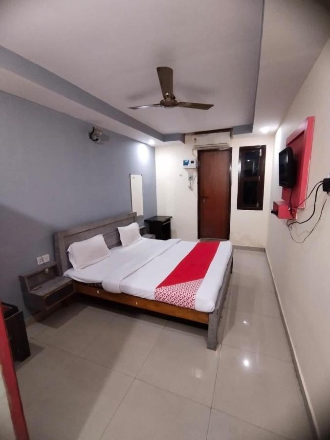 Oyo Hotel New Metro Near Phoenix United ลัคเนา ภายนอก รูปภาพ