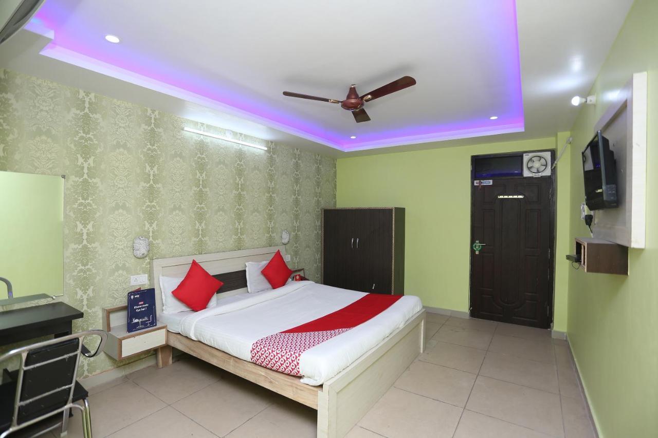 Oyo Hotel New Metro Near Phoenix United ลัคเนา ภายนอก รูปภาพ